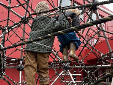 Børn i klatrestativ